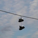  Zapatillas de deporte colgadas en un cable de la luz