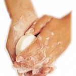 Más bacterias en las manos de mujer